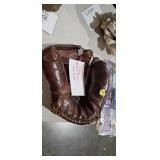 VINTAGE BASEBALL GLOVE