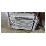 WINDOW AIR CONDITIONER