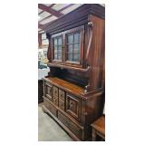 CHINA CABINET / HUTCH
