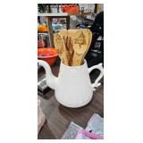 PITCHER / WOOD KITCHEN UTENSILS