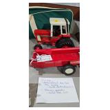 ERTL INTERNATIONAL TRACTOR / MANURE SPREADER TOY