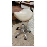ROLLING WORK STOOL