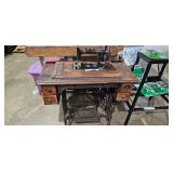 VINTAGE SEWING MACHINE / CABINET