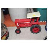 1066 DIE CAST INTERNATIONAL TRACTOR
