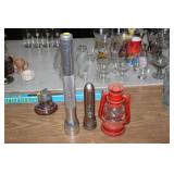 2 FLASH LIGHTS & LANTERN