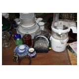 LOT OF HAMILTON BEACH FOOD PROCESSOR & DECOR