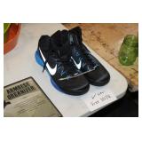 PAIR OF NIKE TENNIS SHOES, 10.5