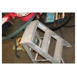 STEP LADDER, 26" TALL