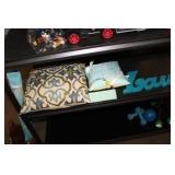 PILLOWS & LAUGH SIGN