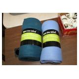 2 FLEECE THROWS