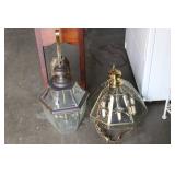 2 LIGHT FIXTURES