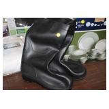 PAIR OF NEW RUBBER BOOTS SIZE 13