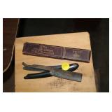 STRAIGHT RAZOR    NEEDS REPAIR WITH BOX