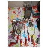 LOT OF KITCHEN UTENSILS