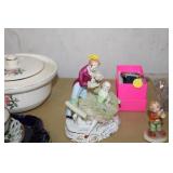 VINTAGE FIGURINE COLONIAL YOUNG COUPLE