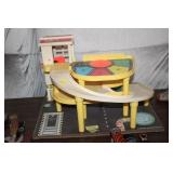 VINTAGE FISHER PRICE TOY GARAGE