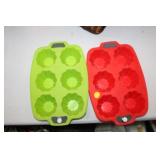2 COOKING MOLDS