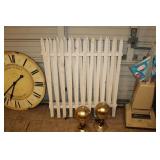 PICKET FENCE & 2 LAMPS