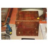 VINTAGE BROWN MULE WOODEN TOBACCO BOX