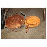 CAST IRON LODGE DUTCH OVEN & 2 CAST IRON SKILLETS