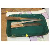 KNIVES & GREEN BAKING DISH