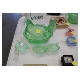 GREEN HEN ON NEST & 3 MINI HENS ON NEST