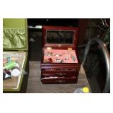 JEWELRY BOX OF JEWLERY