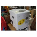 MAGIC CHEF COUNTER ICE MAKER