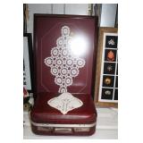 FRAMED DOILY & VINTAGE SUITCASE OF DOILIES