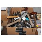 LOT OF KITCHEN UTENSILS