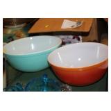 2 VINTAGE PYREX BOWLS