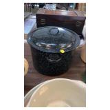 Enamel pot with lid