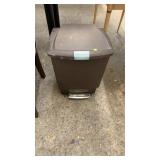 Foot pedal garbage can