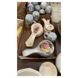 Box of salt/peppers & spoon rests