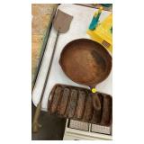 CAST IRON SKILLET, CORNBREAD STICK PAN, FIREPLACE