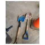 2 small Shovels