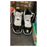 Pr of tennis shoes , 13