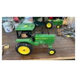 ERTL JOHN DEERE 4040 TRACTOR