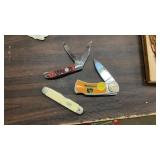 LOT OF POCKET KNIVES, JOHN DEERE, CHIEF, ETC
