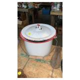 Enamel bucket with lid
