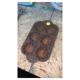 Cast iron muffin pan