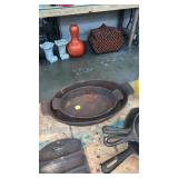 2 Cast iron pans