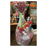 Lg lot Wrapping paper & bows