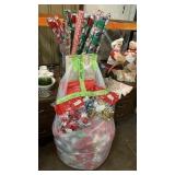 Lg lot of wrapping paper & bows