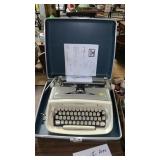 Royal Safari typewriter