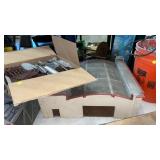 VINTAGE TOY BUILDING, BOX OF PIECES