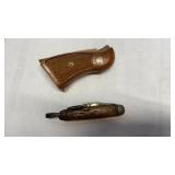 VINTAGE KNIFE, SMITH & WESSON GUN GRIP