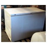 Electrolux Commercial Chest Freezer, Model FFC15C3AW3, 33.5' X 4' X 27.5'