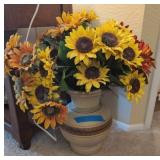 BEIGE/BROWN CERAMIC VASE W/SUNFLOWER ARRANGEMENT