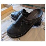 CLARKS BLACK LEATHER CLOGS, SZ-9W